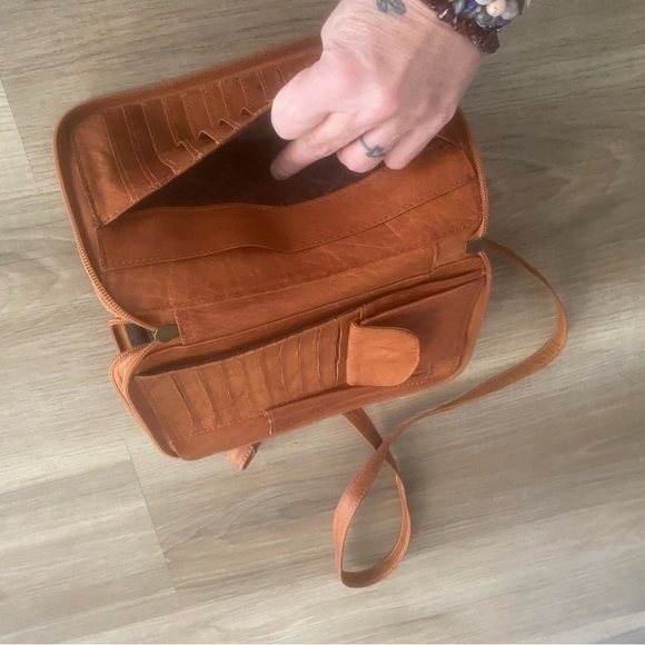 Never used leather wallet purse. Keep your cards, phone, sunglasses - Picture 12 of 14